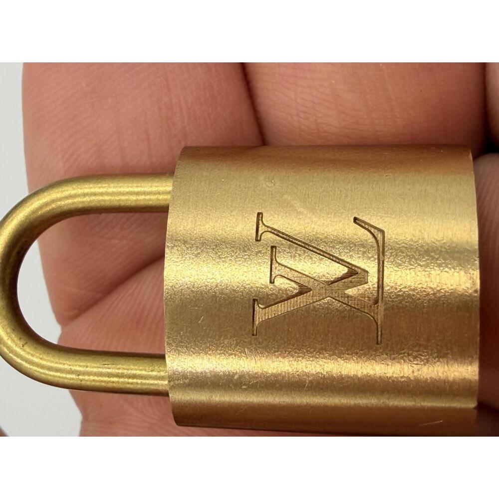 LOUIS VUITTON 318 Padlock without Key (minor‎ scuffs)